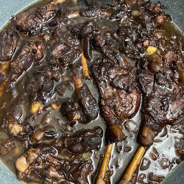 מתכון לשבת: צלעות ושוקי אווז ברוטב תמרים ויין על מצע אורז‎