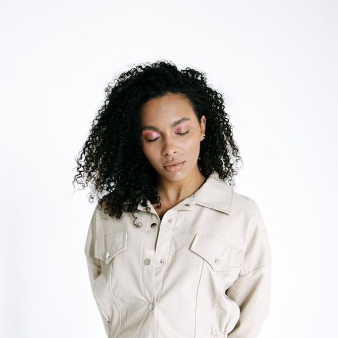 משוחרר וטבעי: הדרך הפשוטה לאהוב את התלתלים שלך מחדש