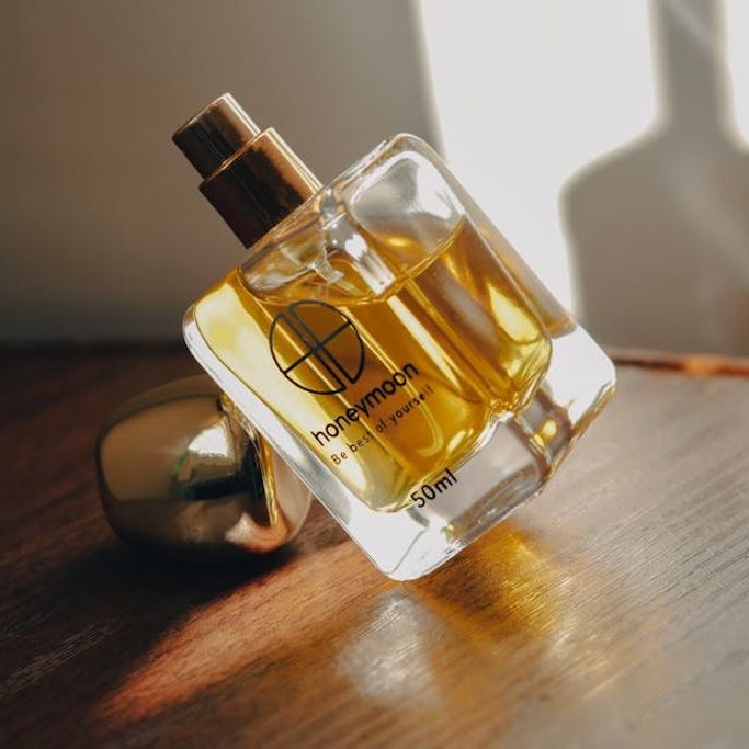 בשמי יוקרה לנשים מול בשמי תואמי מקור, מה משתלם יותר?